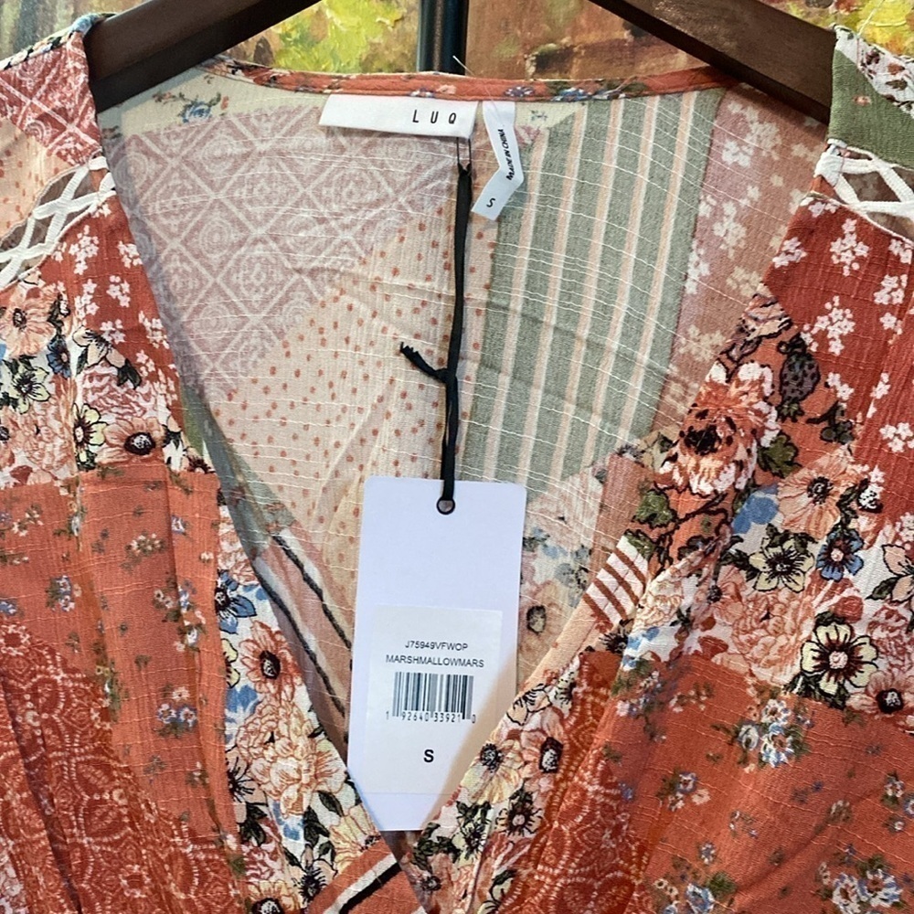 NWT LUQ Bohemian Styled long Sleeve V neck Super Cute Top Size Small - Picture 2 of 2